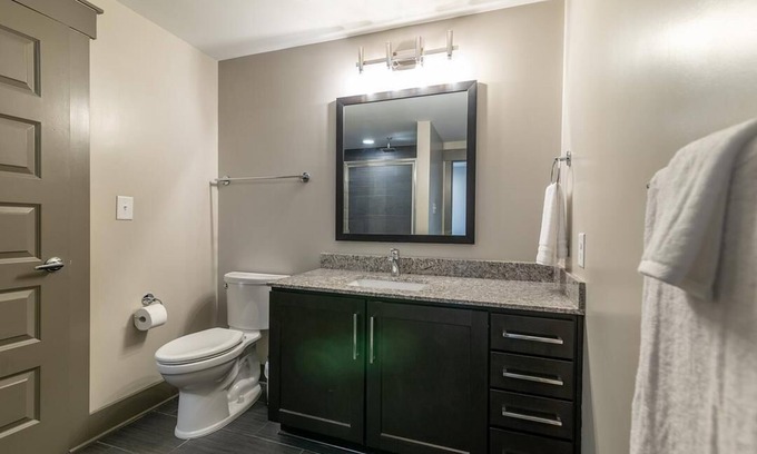 Vickery Meadow Apartamento | Landing at Galleries at Park Lane - 2 Bedrooms in Vickery Meadow
