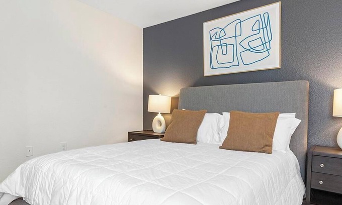 Fort Wayne Apartamento | Landing at Island Club - 1 Bedroom in Downtown Fort Wayne