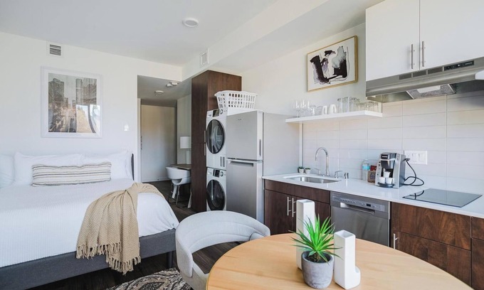 Mann Apartamento | Landing at Madrone - Studio in Central District