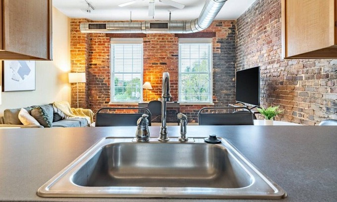 Petersburg Apartamento | Landing at Mayton Transfer Lofts - 1 Bedroom in Downtown Petersburg