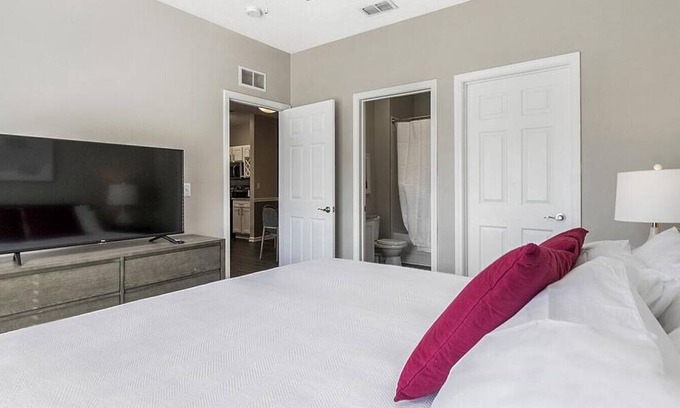 Jacksonville Apartamento | Landing at Oaks at Normandy - 2 Bedrooms in Rolling Hills