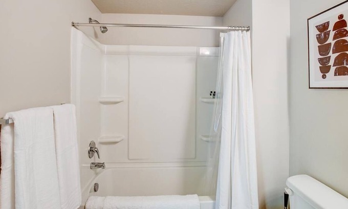 Magna Apartamento | Landing at Oquirrh Hills - 1 Bedroom in Downtown Magna