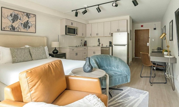 Northeast Raleigh Apartamento | Landing at The Harrison - Studio in Northeast R...