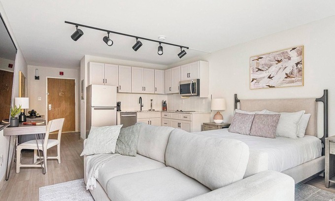 Northeast Raleigh Apartamento | Landing at The Harrison - Studio in Northeast R.