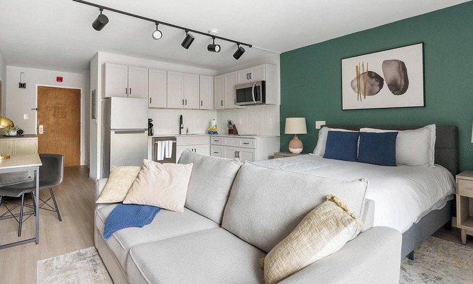 Northeast Raleigh Apartamento | Landing at The Harrison - Studio in Northeast R.