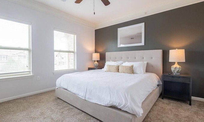 Overland Park Apartamento | Landing at The Sovereign at Overland Park Apartments - 1 Bedroom in St. Andrews Highlands