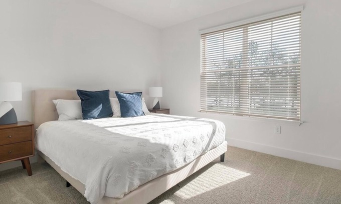 Crestline Heights Apartamento | Landing | Stylish 1BD, Gym, Pool