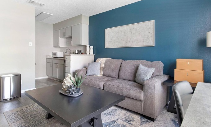 Royal Ridge Apartamento | Landing | Beautiful 1BD, Gym, Clubhouse