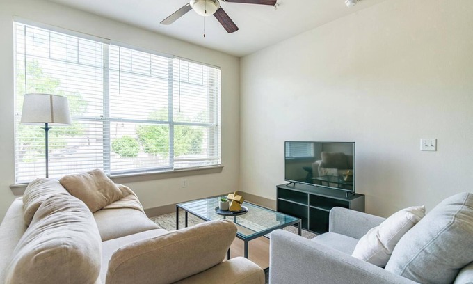 Spring Apartamento | Landing | Chic 1BD, Gym, Pool