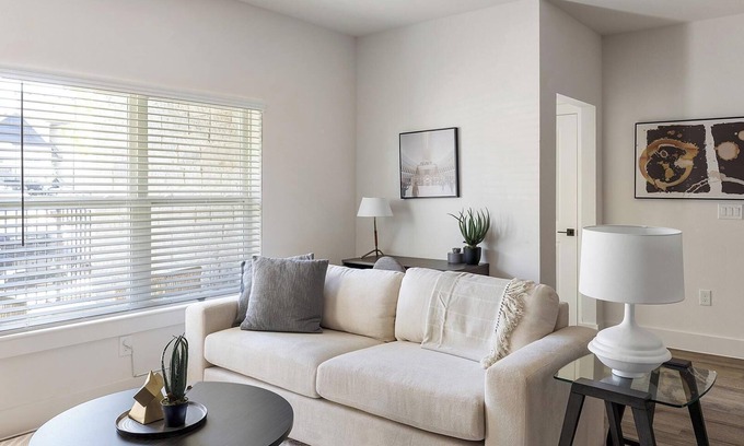 Venus Apartamento | Landing | Beautiful 2BD, Clubhouse, Pool