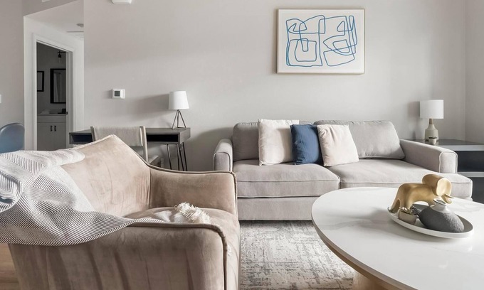 Townsite Apartamento | Landing | Beautiful 2BD, Rooftop Lounge, Pool