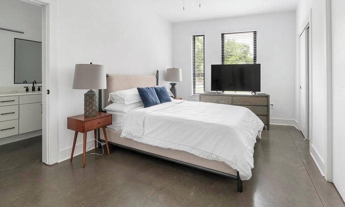 Eighth Avenue Apartamento | Landing | Beautiful 2BD, Courtyard, Clubhouse