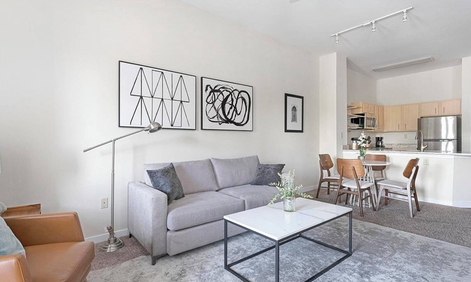 New Pathways Apartamento | Landing | Modern 1BD, Clubhouse, Pool