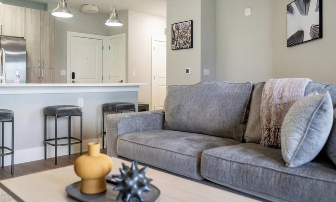 Fort Myers Apartamento | Landing | Chic 1BD, Pool, Gym