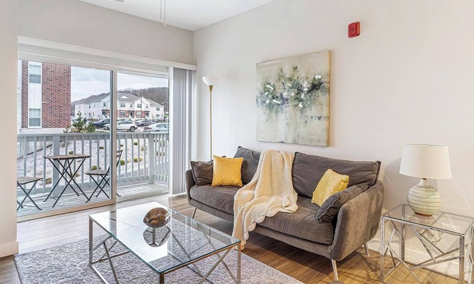 Willow Springs Apartamento | Landing | Chic 2BD, Pool, Gym