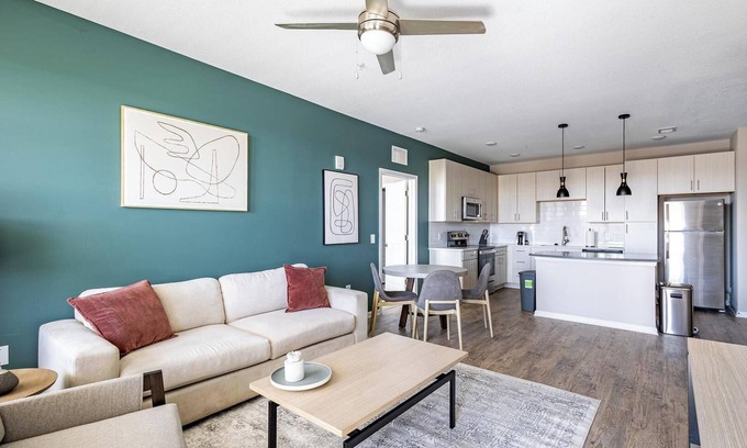 Kenton Apartamento | Landing | Beautiful 2BD, Gym, Clubhouse