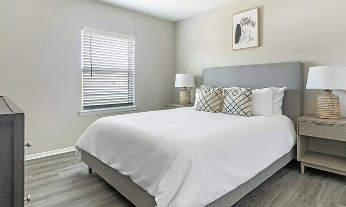 Homewood Apartamento | Landing at The Brookwood - 2 Bedrooms in Downto...