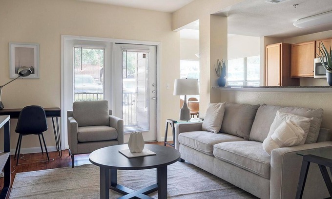 Sweetbriar Apartamento | Landing | Chic 1BD, Clubhouse, Courtyard