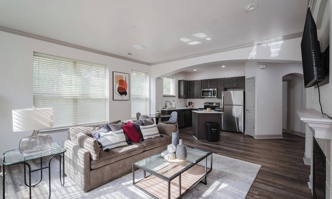 Corryville Apartamento | Landing | Modern 2BD, Clubhouse, Gym