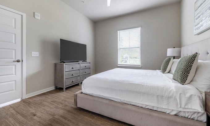 Wimauma Apartamento | Landing | Chic Studio, Pool, Gym