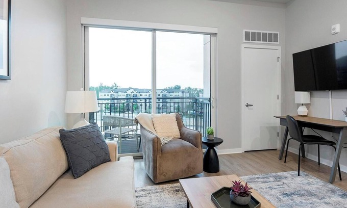 North Kansas City Apartamento | Landing | Modern 1BD, Yoga Studio, Pool