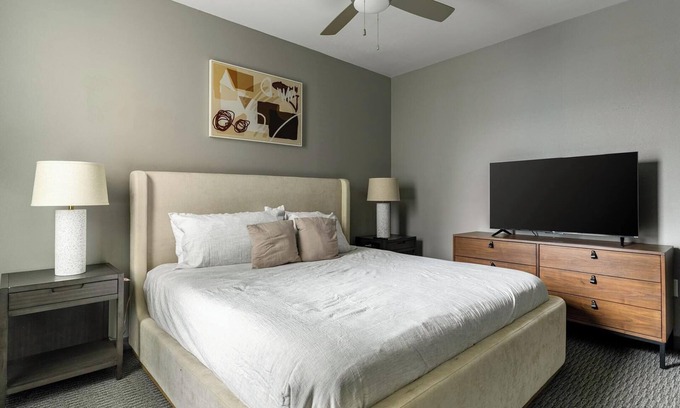 University District Apartamento | Landing | Modern 2BD, Clubhouse, Game Room
