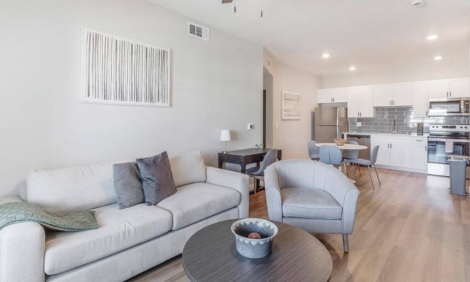 Townsite Apartamento | Landing | Stunning 2BD, Pool, Rooftop Lounge