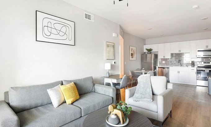 Townsite Apartamento | Landing | Modern 2BD, Rooftop Lounge, Pool
