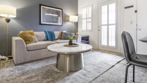 Amphi Apartamento | Landing Modern Apartment with Amazing Amenities (ID8432)