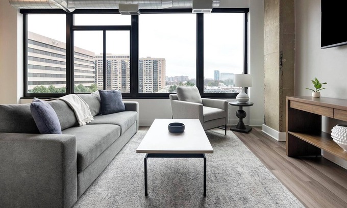 Baileys Crossroads Apartamento | Landing | Stylish 1BD, Gym, Game Room