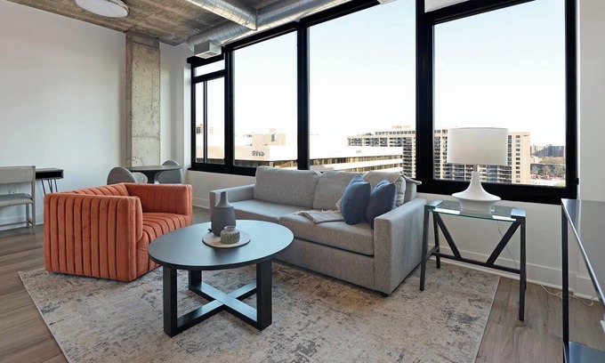 Baileys Crossroads Apartamento | Landing | Chic 1BD, Gym, Game Room
