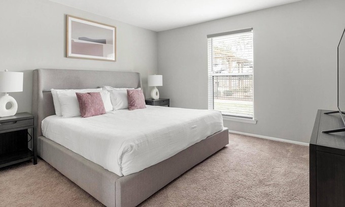 Homewood Apartamento | Landing at The Brookwood - 1 Bedroom in Downtow...