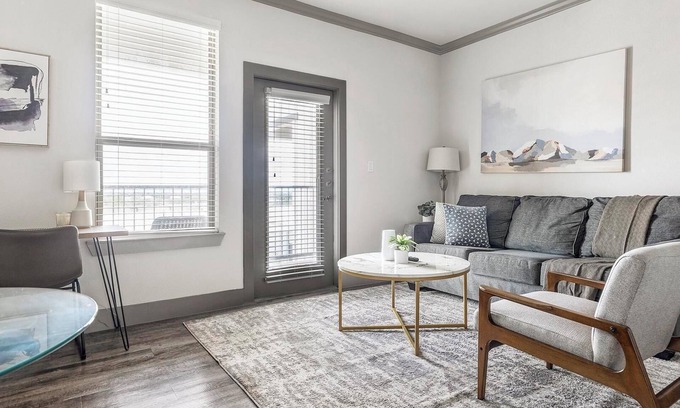 Manor Apartamento | Landing | Chic 1BD, Gym, Courtyard