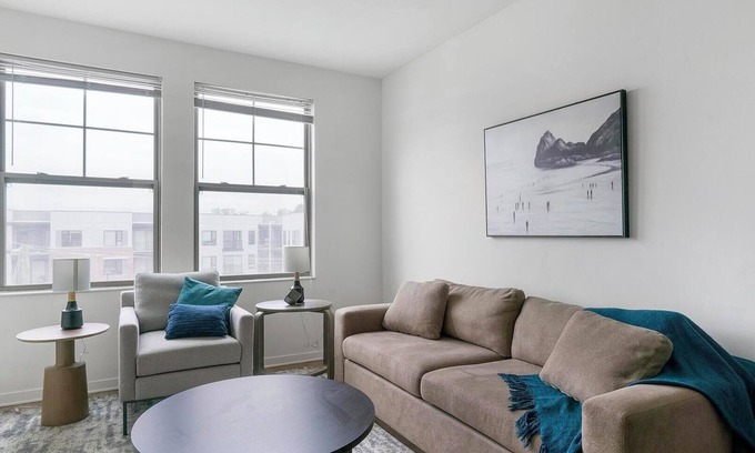 Richmond Apartamento | Landing at The Spectrum Apartments - 2 Bedrooms...