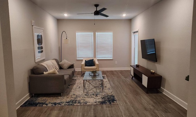 Newberry Apartamento | Landing | Stunning 2BD, Pool, Gym