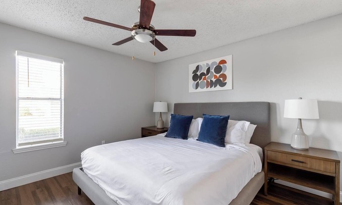 Grand Prairie Apartamento | Landing | Stunning 1BD, Tennis Court, Courtyard