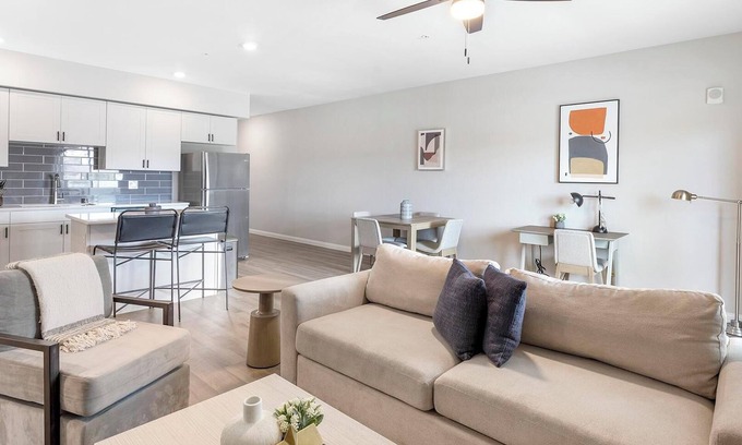 Townsite Apartamento | Landing | Beautiful 1BD, Rooftop Lounge, Pool