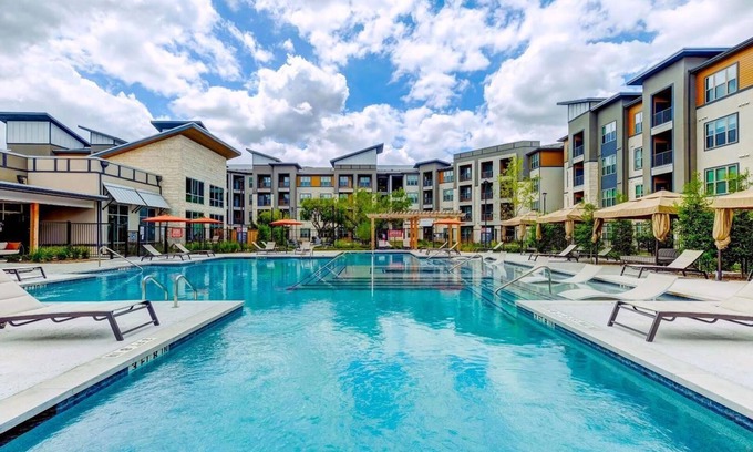 Wetmore Apartamento | Landing | Stylish 1BD, Courtyard, Gym