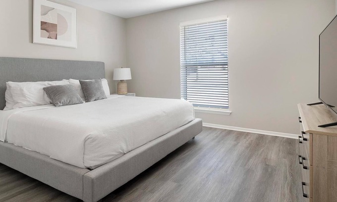 Homewood Apartamento | Landing at The Brookwood - 1 Bedroom in Downtow...