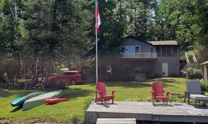 Selwyn Cabaña | Lands End Cottage on Stoney Lake