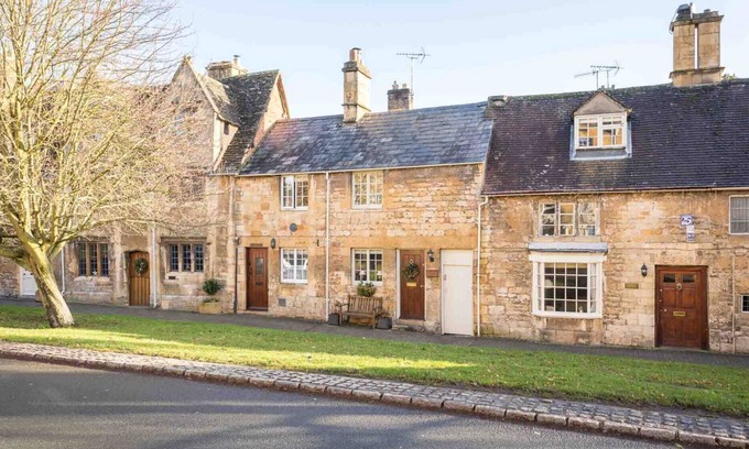 Chipping Campden Cabaña | LANES COTTAGE, pet friendly, with open fire in Chipping Campden