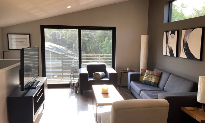 Saskatoon Downtown Casa | Laneway close to UofS, downtown, and City Hospital. Pet friendly!