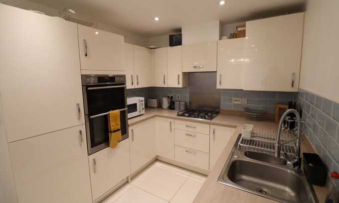 Slough Chalet De Esquí | Langley Luxurious Four Bedroom House with Games Room
