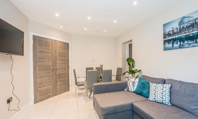Farnham Common Apartamento | Langston House: 2 Bed, 2 Bath Luxury Apartment