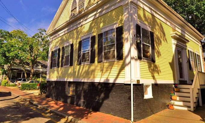 Nantucket Town Casa | Languedoc Inn & 3 Hussey St Guest House