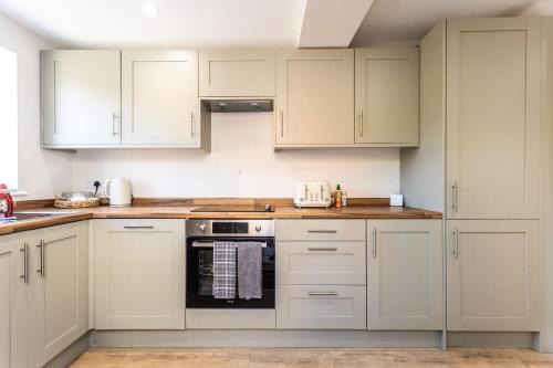 Swindon Casa | Lansdown House Long Stays Free parking and Wi-Fi