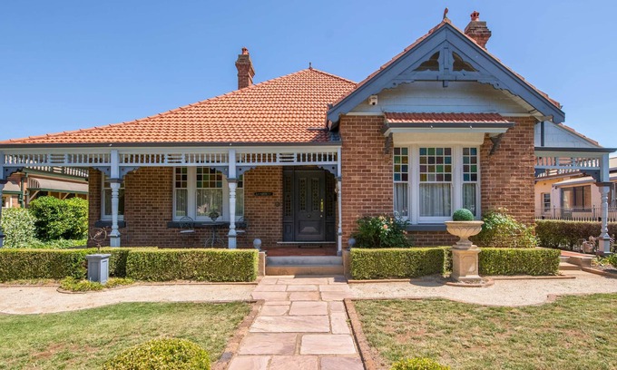 Orange Casa | Lansdowne House | Grand, Historic House in CBD