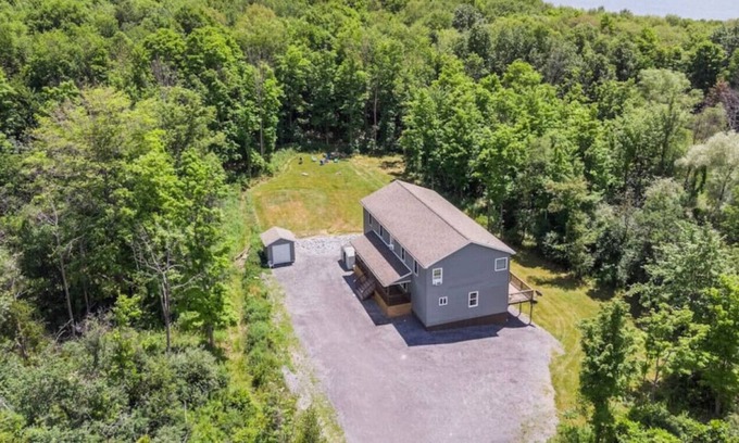 Lansing Apartamento | Lansing upstairs 3bedroom 3.5 bath · Win · Wine Country Getaway! Fire Pit!