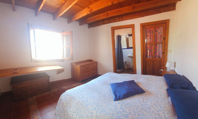 Tahiche Casa | LANZAROTE: Habitación amplia con baño privado en casa terrera
