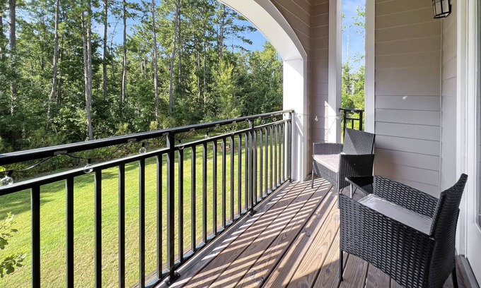 Summerville Apartamento | Lap of Luxury One Bedroom Apt ** Free WiFi/Cable**